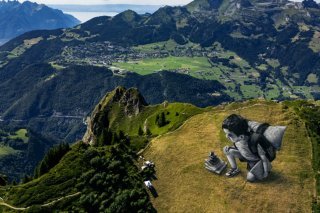 Saype a présenté sa nouvelle fresque au Grand Chamossaire, sur les hauts de Villars-sur-Ollon. KEYSTONE/JEAN-CHRISTOPHE BOTT